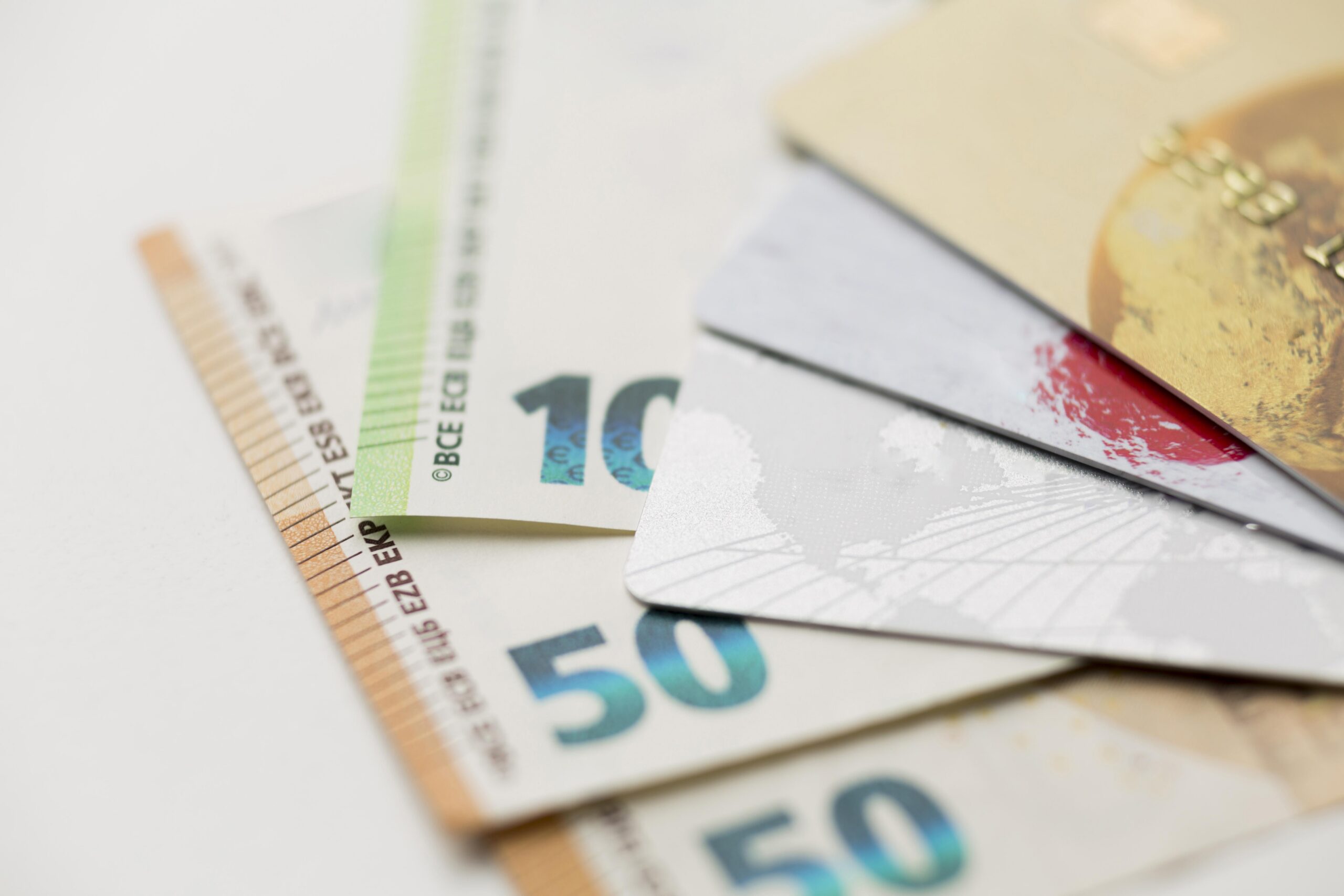 cartes-de-credit-et-billets-de-banque-en-gros-plan